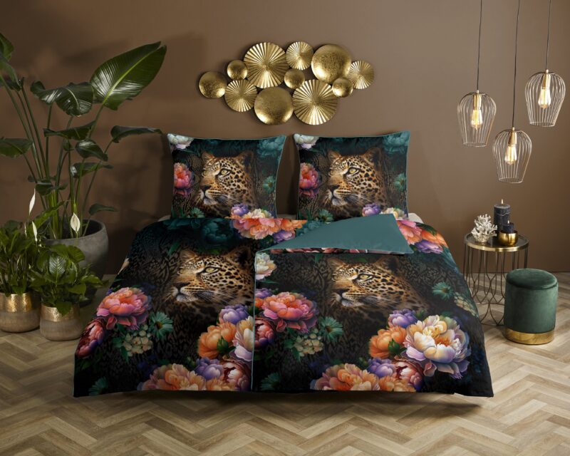 Bloemen met een luipaard overtrek van Descanso, 155 x 220 cm, kussensloop 80 x 80 cm