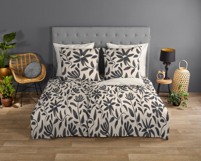 Getekende bloemen overtrek van Good Morning, 155 x 220 cm, kussensloop 80 x 80 cm