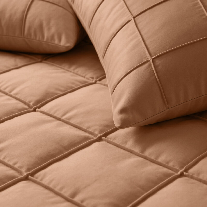 Check Pintuck Mocha - Sleeptime bed 240 x 220 cm van Microvezel