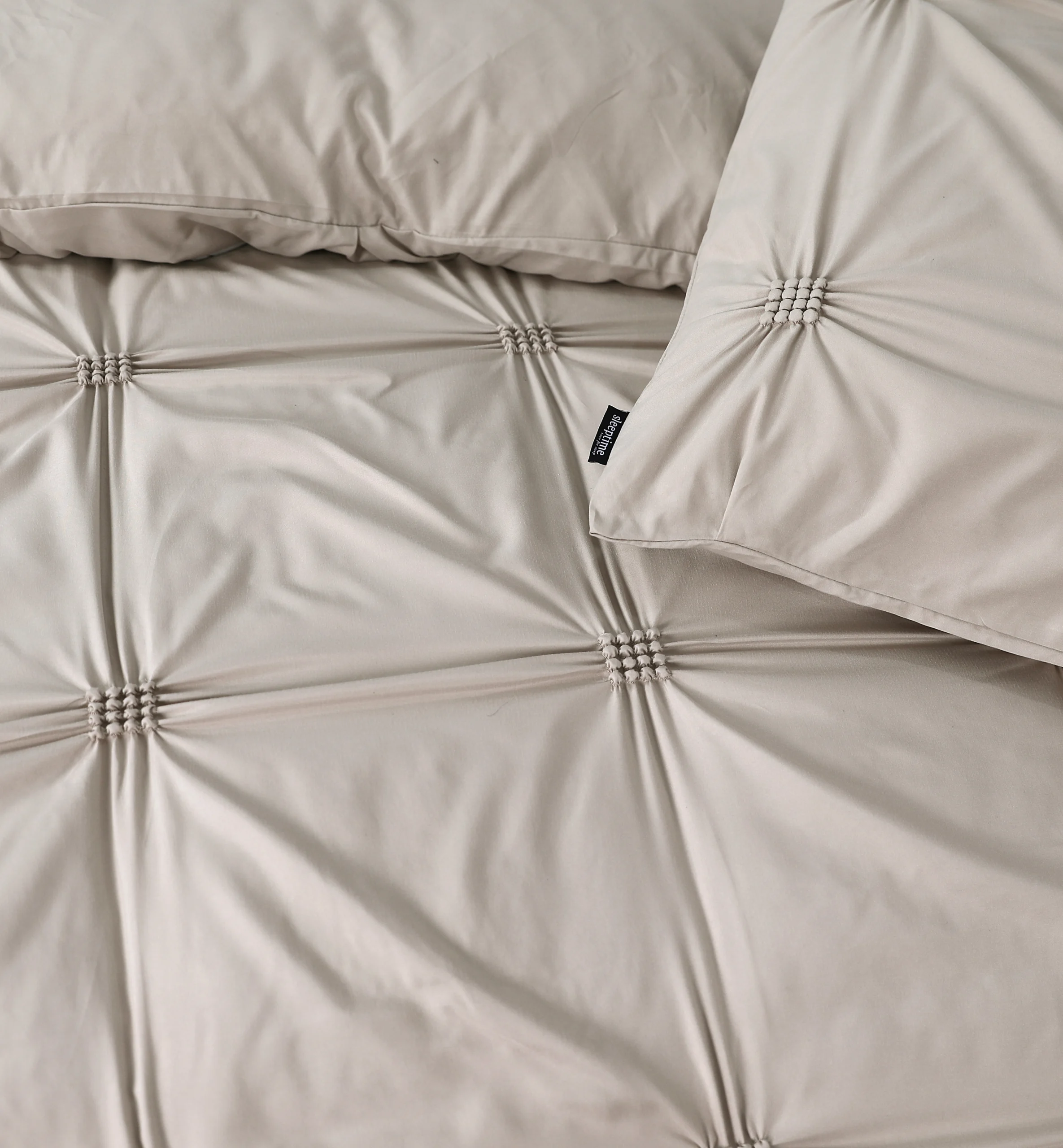 Punch pintuck Taupe - Sleeptime bed 140 x 220 cm van Micropercal