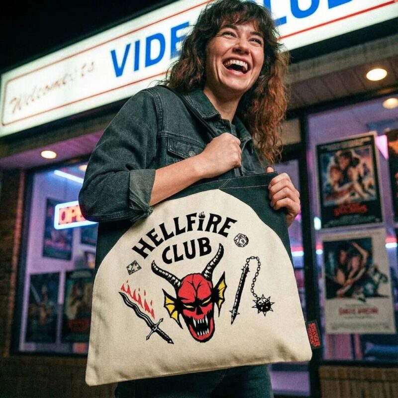 Tas Hellfire Club 36 x 40 cm 36 x 40 cm van Stranger Things, Zwart