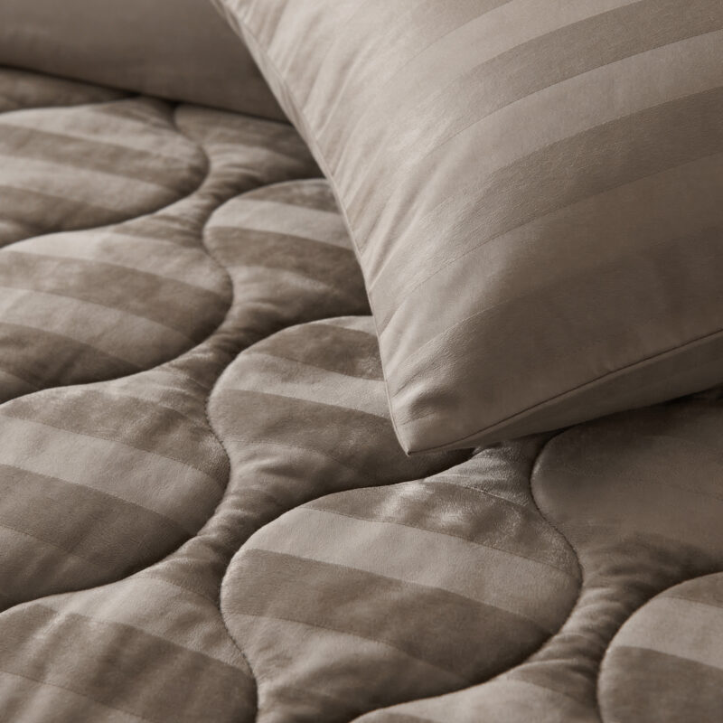 100% Velvet 220 gsm dekbed Hotel Velvet Taupe 200 x 200 cm van Sleeptime in 200 x 200 cm