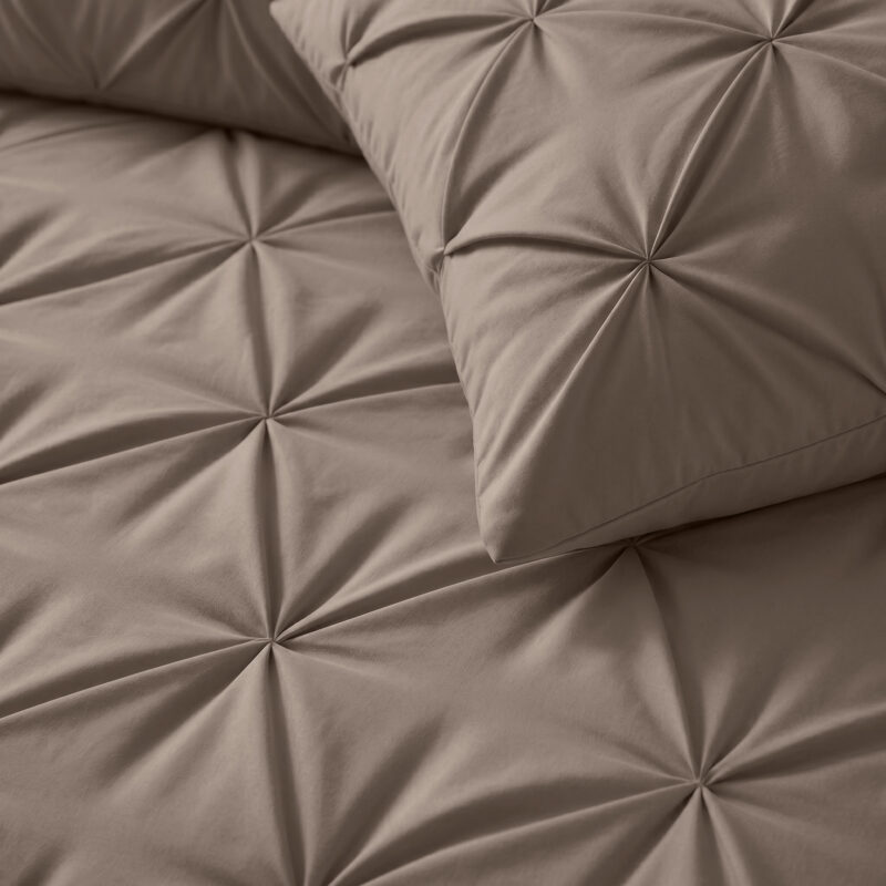 100% Microvezel dekbed Pintuck Taupe 140 x 200 cm van Sleeptime in 140 x 200 cm