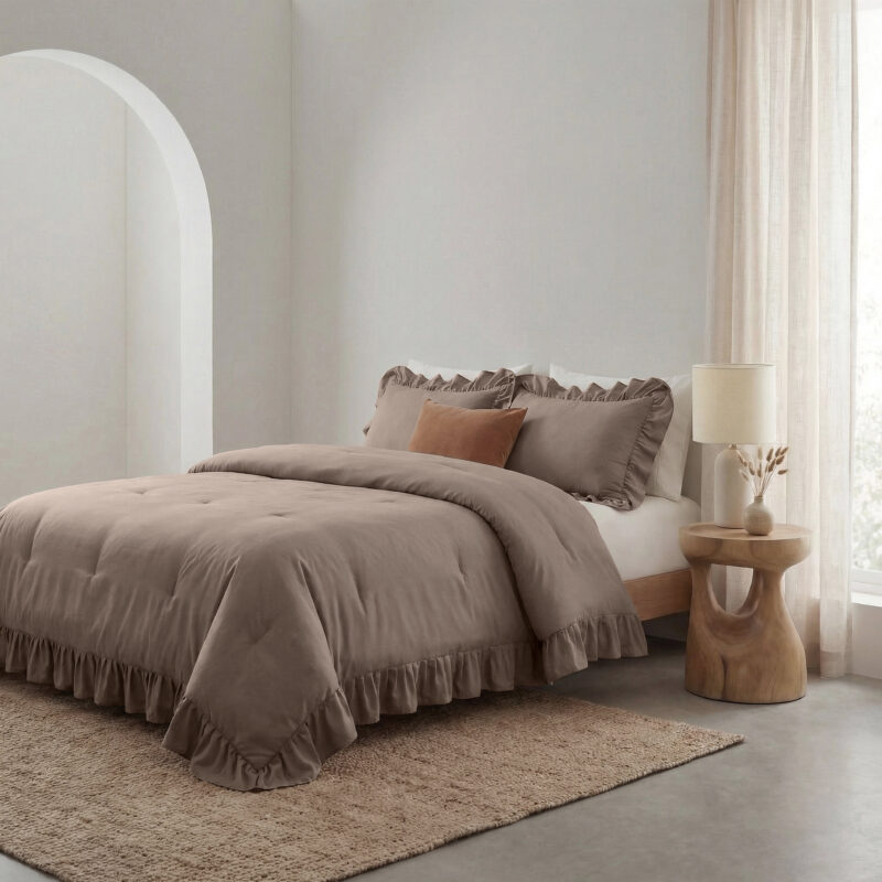 Ruffles Taupe 240 x 200 cm dekbed van Sleeptime, 240 x 220 cm