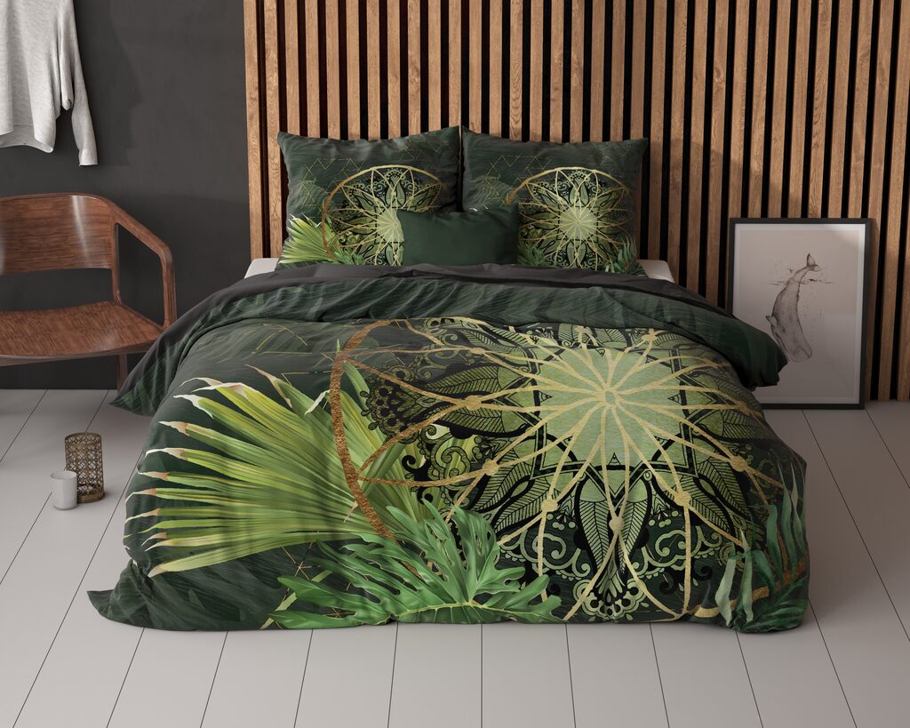 Groen dekbedovertrek met botanische print in een slaapkamer met houten wandlatten