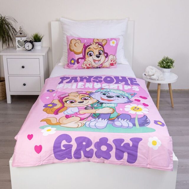 Paw Patrol-dekbedovertrek op een kinderbed in een kinderkamer