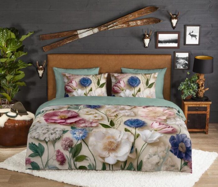 Dekbedovertrek met bloemenprint op een tweepersoonsbed in een slaapkamer